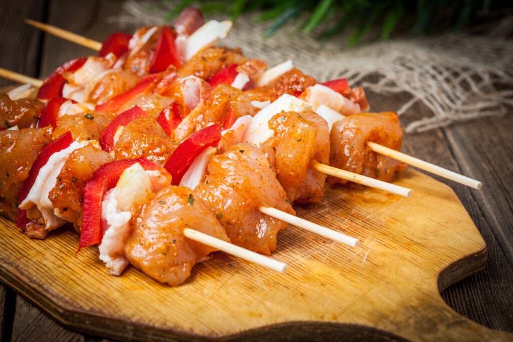 Brochettes de poulet marinées