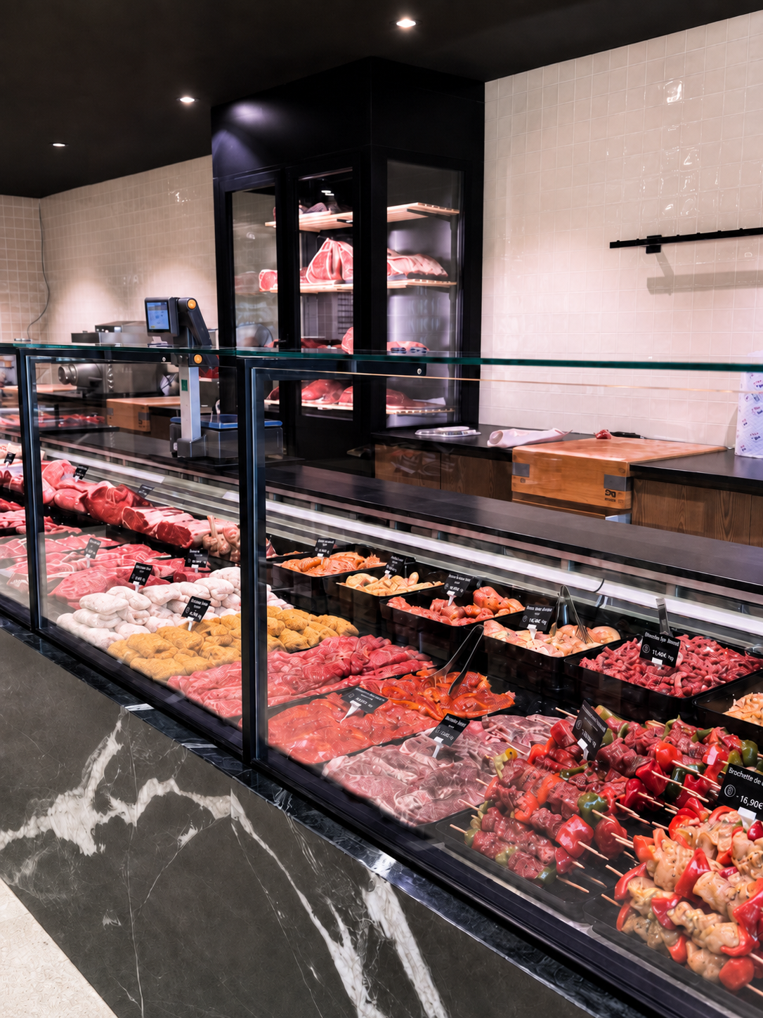 Vitrine intérieure de la boucherie La Chelloise